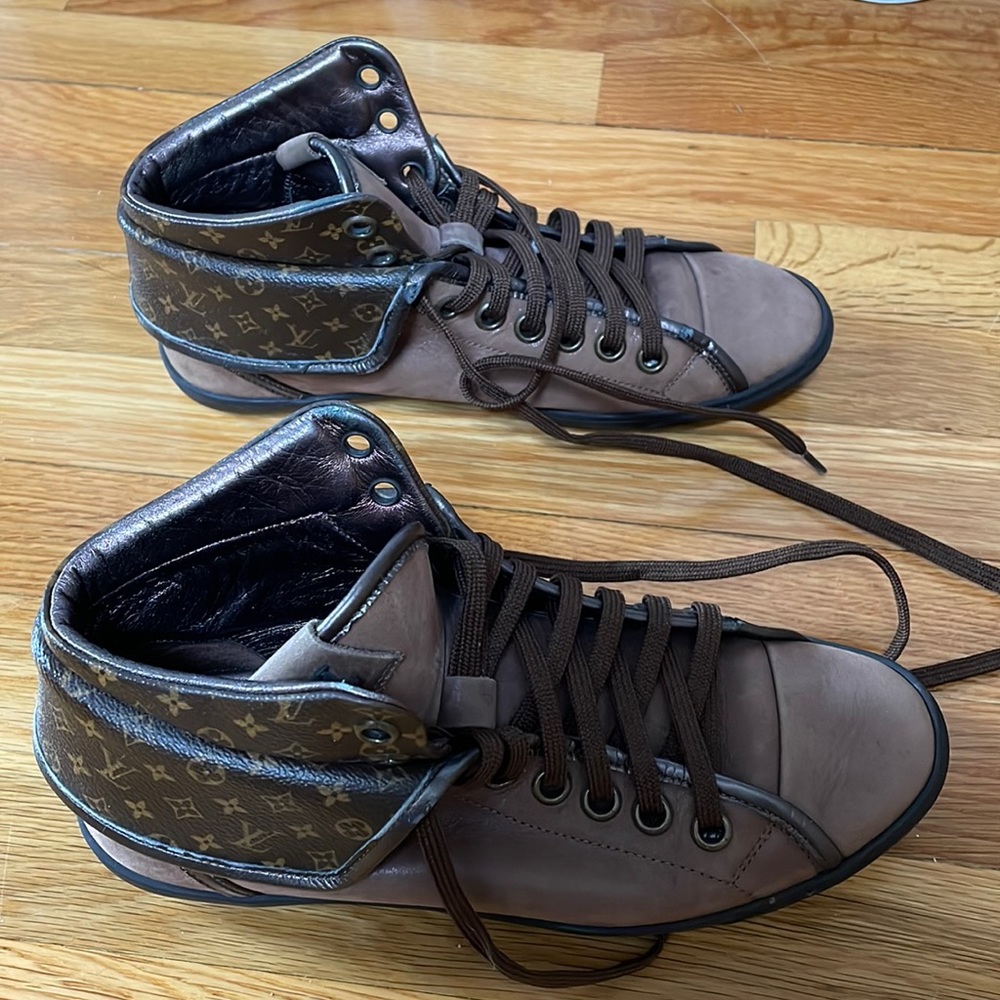 Women’s Louis Vuitton sneakers. Size 37 EU Brown